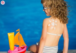 गर्मियो में बच्चों की त्वचा की देखभाल के 8 उपाय
