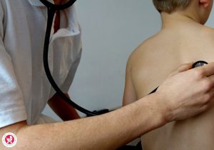 बच्चों में पीठ और गर्दन की समस्याओं के 10 संकेत